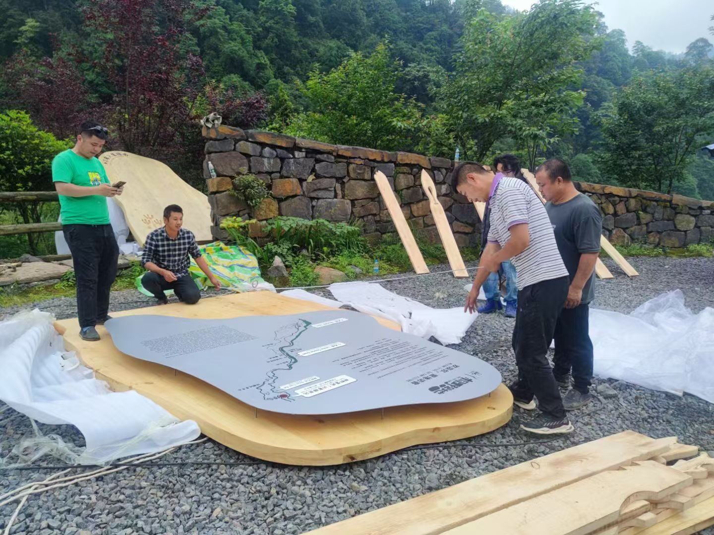 雅安景区复古木质标识制作安装实拍-01